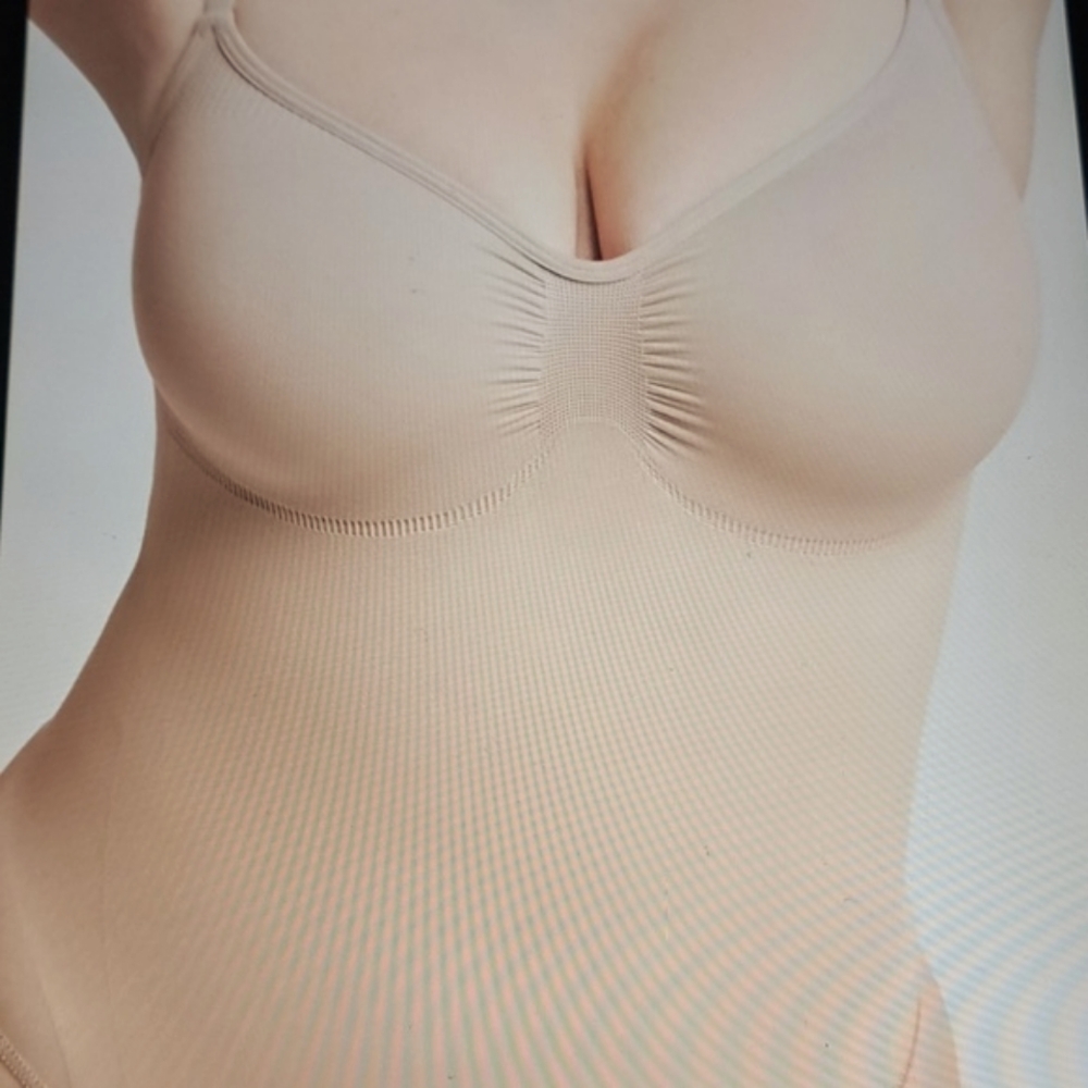 MEDIUM    SKIMS SEAMLESS SCULPTING THONG BODYSUIT - Picture 2 of 8